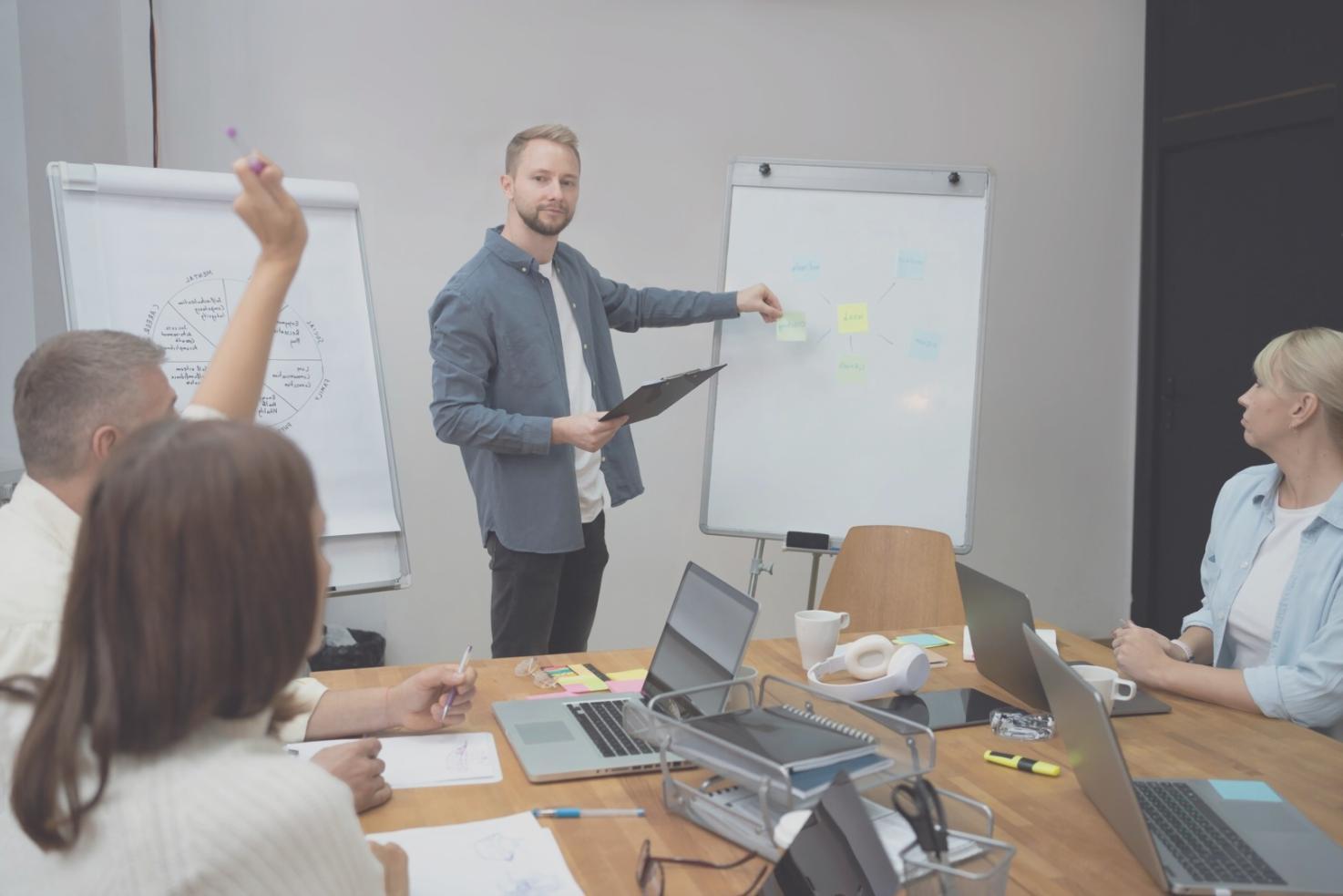 Budgetoptimierung Arbeitsplatz mit Dokumenten und Taschenrechner